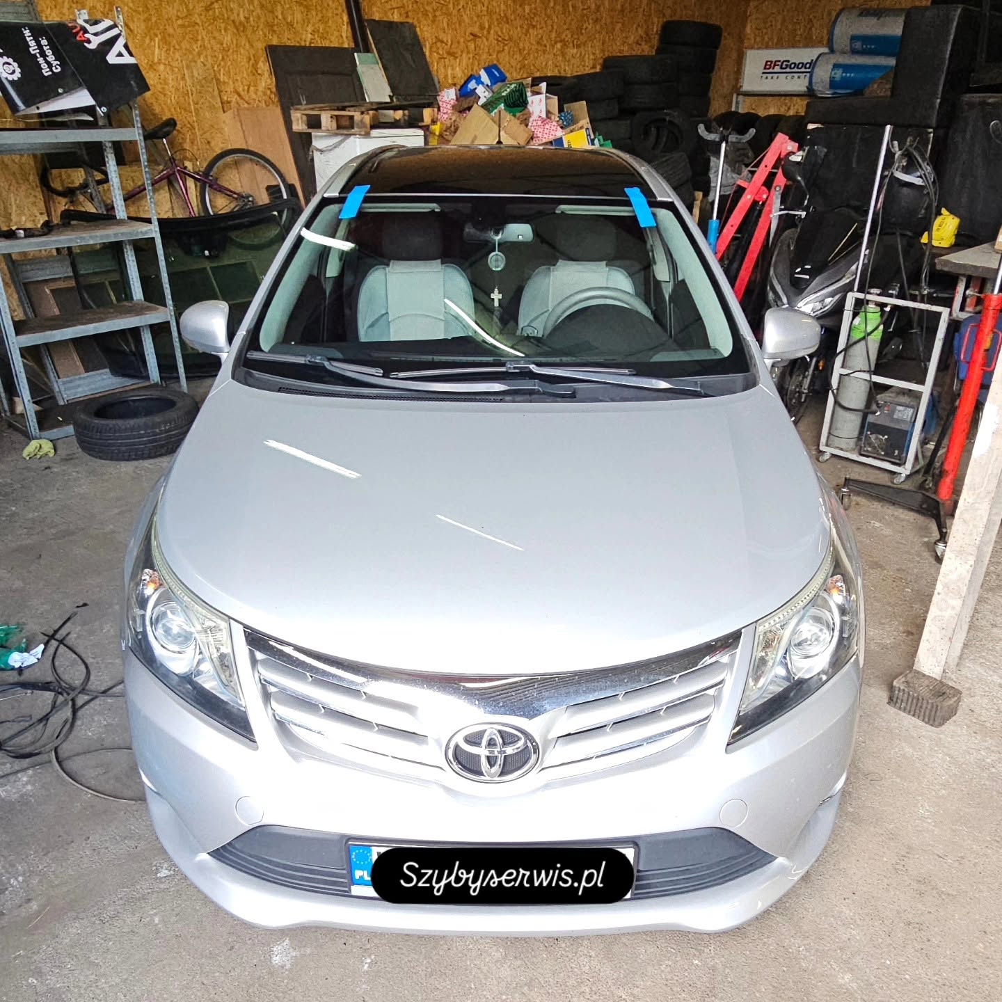 Toyota Avensis v delavnici po menjavi vetrobranskega stekla