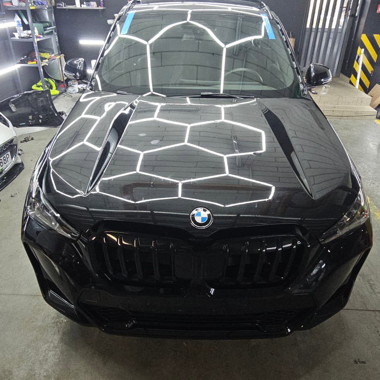 BMW v delavnici po menjavi vetrobranskega stekla