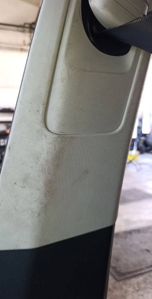 Plastična obloga stebrička ob varnostnem pasu – pred