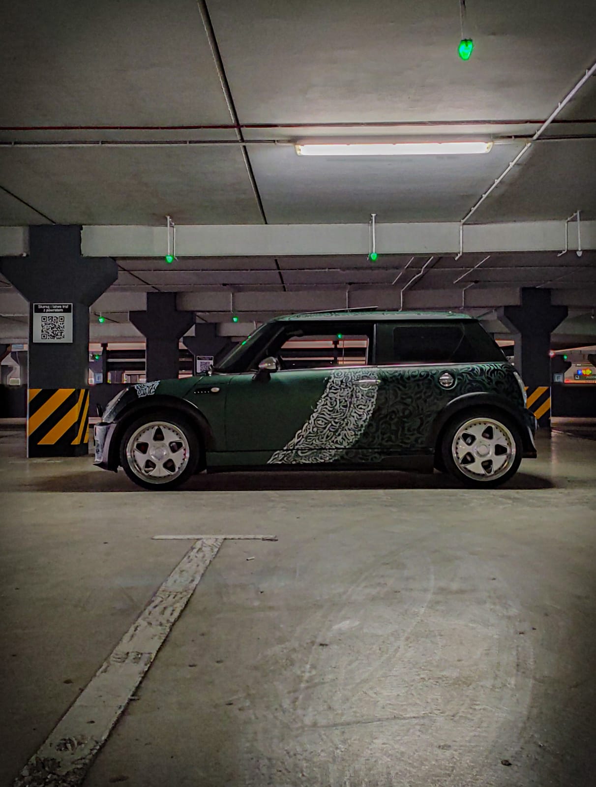 Mini z belim ornamentom na zelenih vratih, pogled od strani