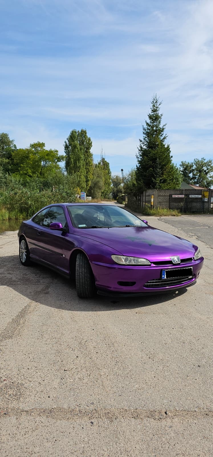 Peugeot 406 Coupé v vijolični foliji, pogled od spredaj