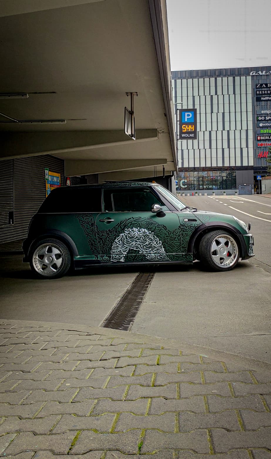 Mini v zeleni foliji z grafiko na boku karoserije