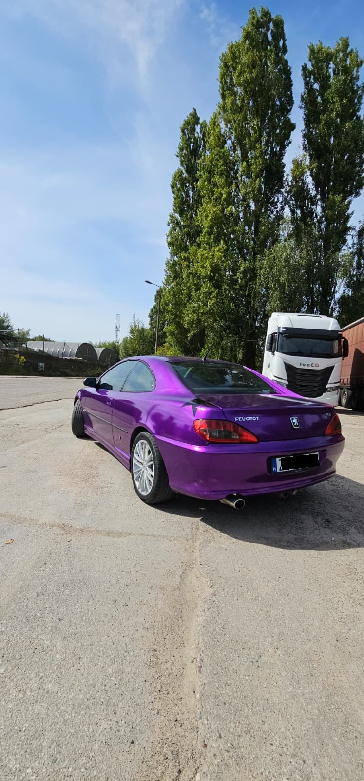 Peugeot 406 Coupé v vijolični foliji na trgu