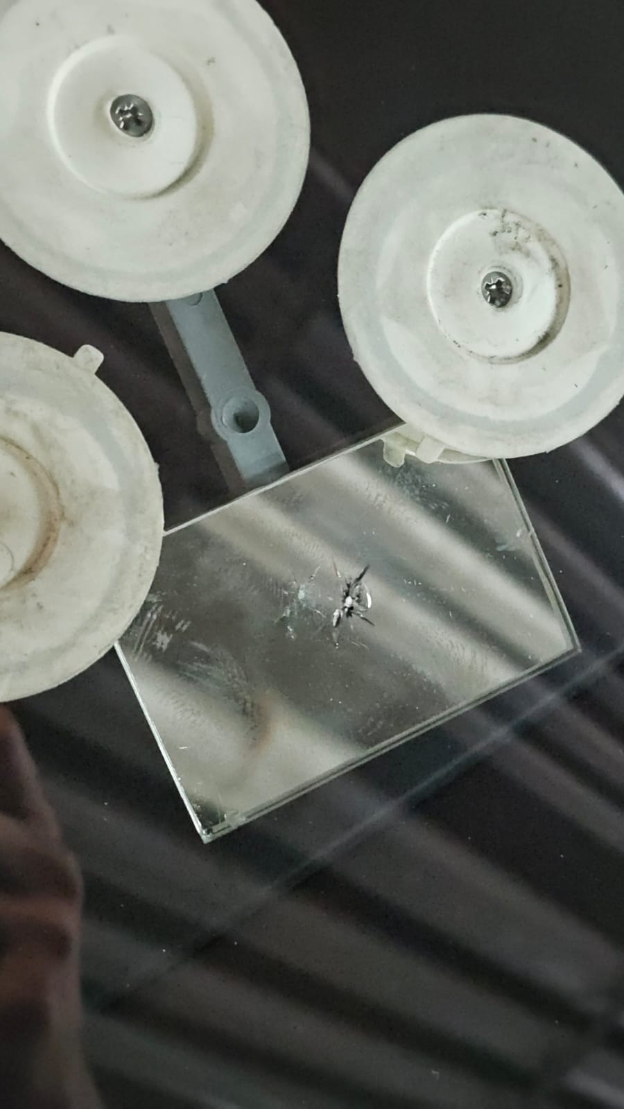 Poškodba na vetrobranskem steklu pod napravo za popravilo – pred
