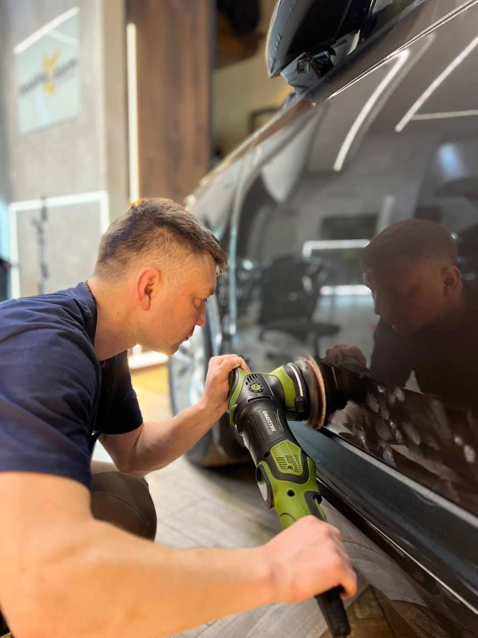 Detailer polira vrata vozila s polirnim strojem