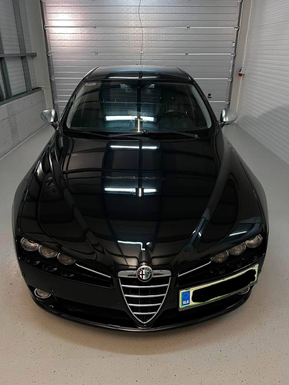 Alfa Romeo 159 od spredaj, odsevi luči na pokrovu motorja