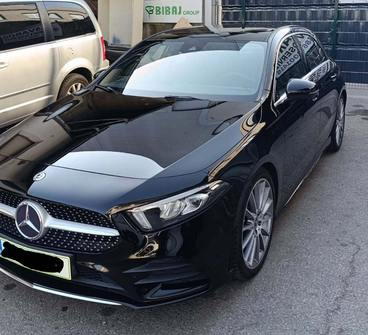 Črn Mercedes-Benz razreda A s sijočim lakom