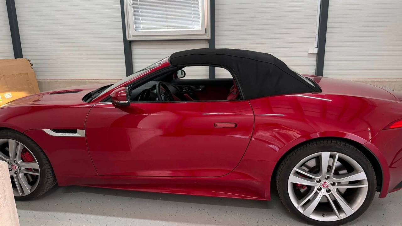 Rdeč kabriolet Jaguar F-Type v delavnici