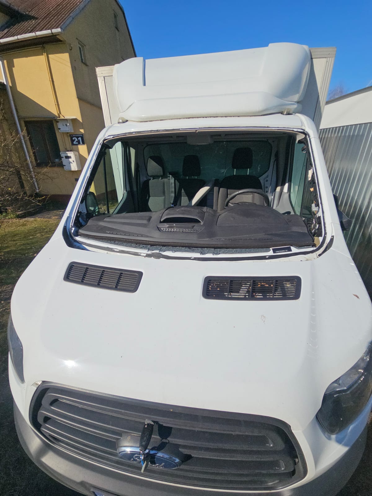 Ford Transit, vetrobransko steklo – pred