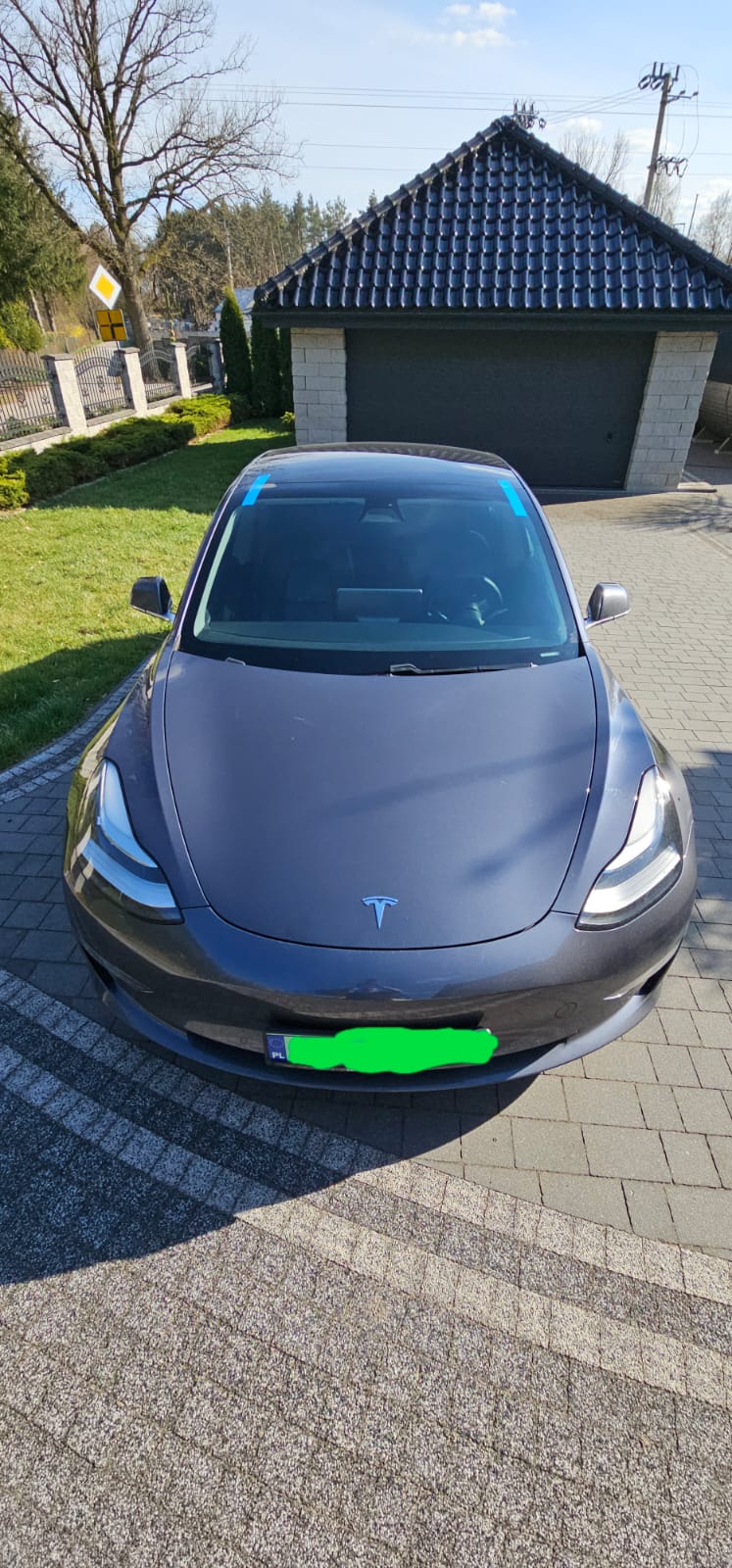 Tesla Model 3, vetrobransko steklo – po