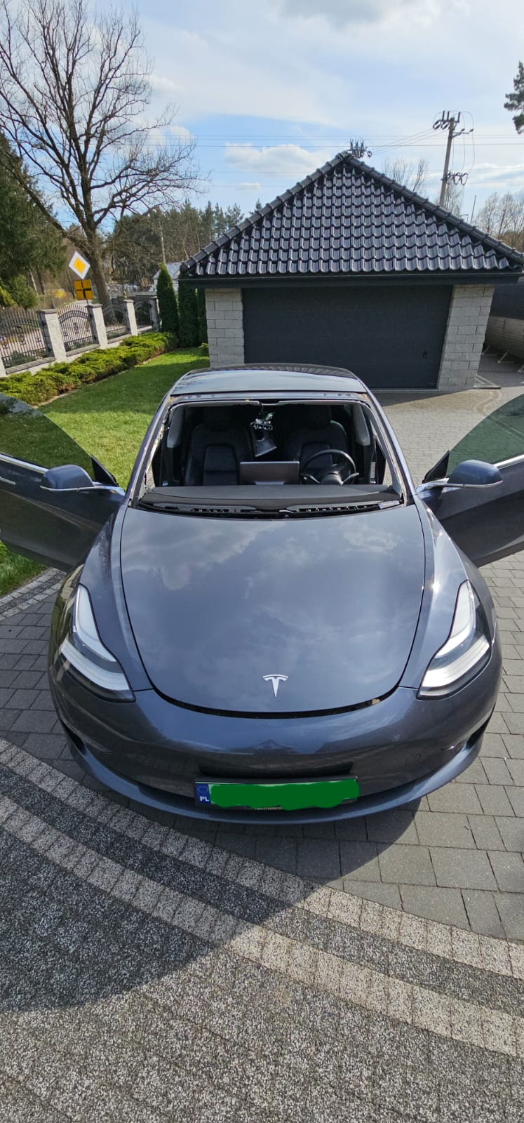 Tesla Model 3, vetrobransko steklo – pred